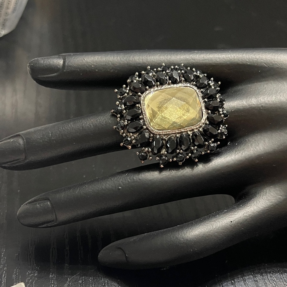 Elegant Black and Gold Statement Ring. 0473